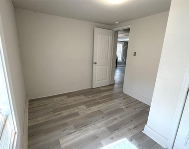 1126 1/2 Ryon Street - Photo Thumbnail 8