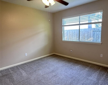 1814 Grove Court Drive - Photo Thumbnail 5