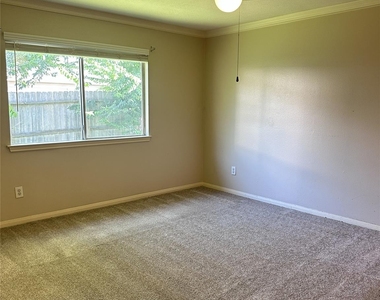 1814 Grove Court Drive - Photo Thumbnail 2