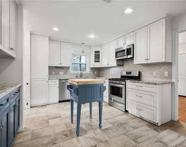 2210 Nina Lee Lane - Photo Thumbnail 5