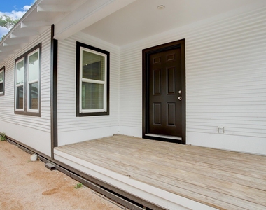 6107 N Main St - Photo Thumbnail 2
