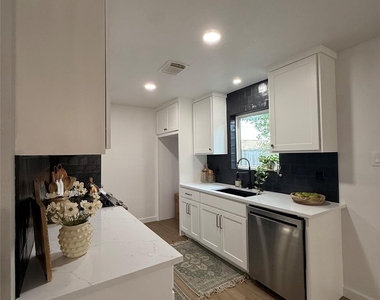 2726 Yale Street - Photo Thumbnail 4