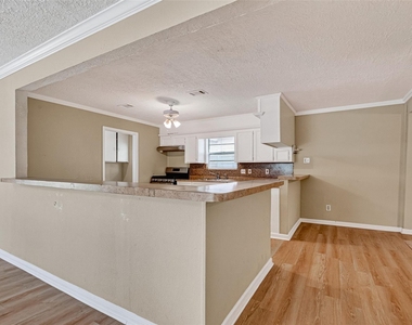 1504 Lawrence Avenue - Photo Thumbnail 6