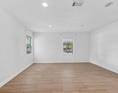 1504 Lawrence Avenue - Photo Thumbnail 14