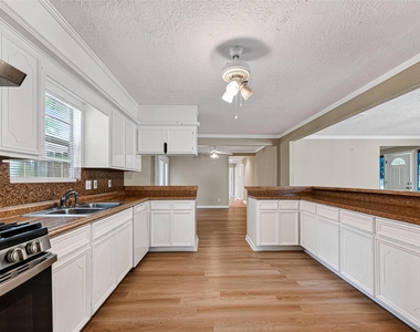 1504 Lawrence Avenue - Photo Thumbnail 31