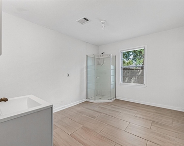 1504 Lawrence Avenue - Photo Thumbnail 19