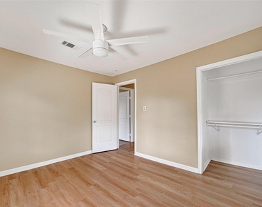 1504 Lawrence Avenue - Photo Thumbnail 13