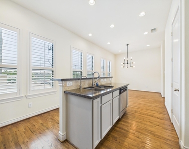 11025 Sherwood Grove - Photo Thumbnail 15
