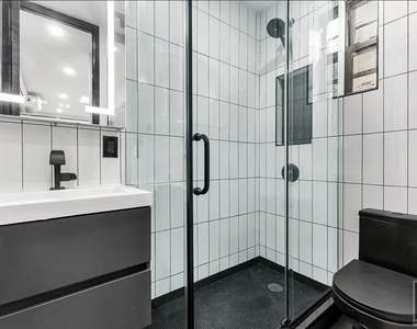 West 52 Street - Photo Thumbnail 6