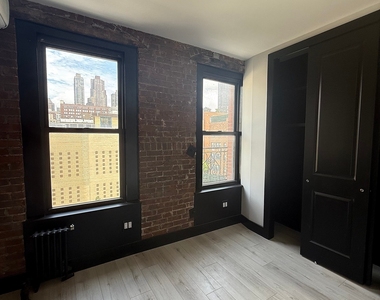 West 52 Street - Photo Thumbnail 3