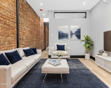 West 52 Street - Photo Thumbnail 1