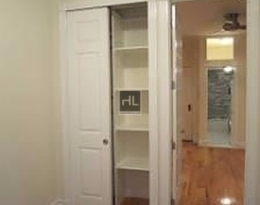West 52 Street - Photo Thumbnail 4