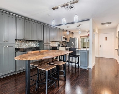 637 Drake Lane N - Photo Thumbnail 3