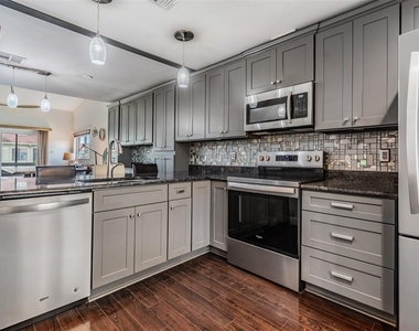 637 Drake Lane N - Photo Thumbnail 8