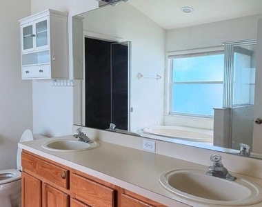 1120 Vinetree Drive - Photo Thumbnail 9