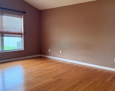 1120 Vinetree Drive - Photo Thumbnail 7