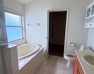 1120 Vinetree Drive - Photo Thumbnail 11
