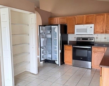 1120 Vinetree Drive - Photo Thumbnail 5