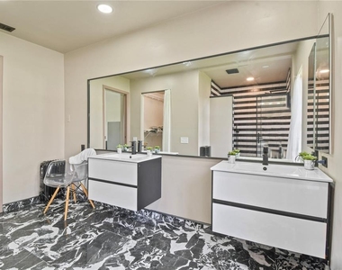 2906 Windridge Drive - Photo Thumbnail 12