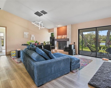 2906 Windridge Drive - Photo Thumbnail 4