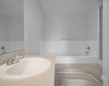125 Australian Way - Photo Thumbnail 22