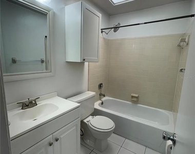 4524 Sw 46th Drive - Photo Thumbnail 4