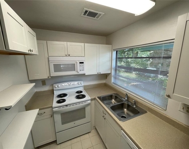 4524 Sw 46th Drive - Photo Thumbnail 3