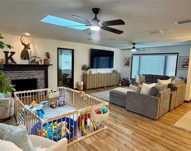 1105 Doris Street - Photo Thumbnail 5