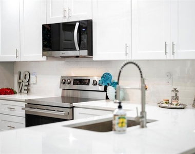 2098 Como Street - Photo Thumbnail 9
