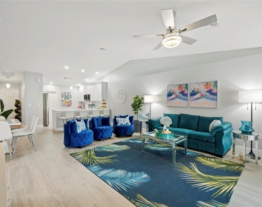 2098 Como Street - Photo Thumbnail 15