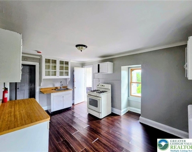 1048 W Walnut Street - Photo Thumbnail 3
