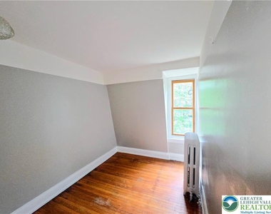 1048 W Walnut Street - Photo Thumbnail 7