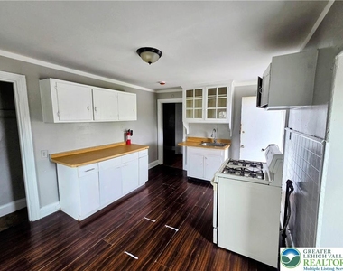1048 W Walnut Street - Photo Thumbnail 4