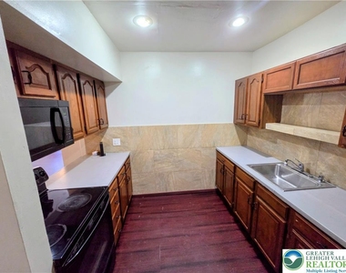 223 N Fountain Street - Photo Thumbnail 4