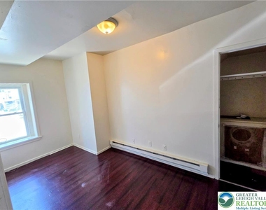 223 N Fountain Street - Photo Thumbnail 9