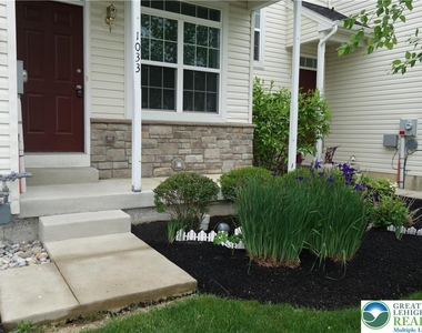1033 King Way - Photo Thumbnail 1