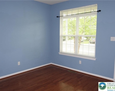 1033 King Way - Photo Thumbnail 4