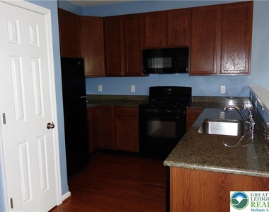 1033 King Way - Photo Thumbnail 5