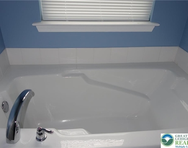 1033 King Way - Photo Thumbnail 12