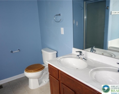 1033 King Way - Photo Thumbnail 11