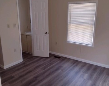936 Main Street - Photo Thumbnail 3