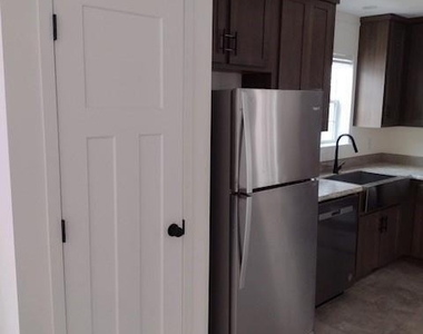936 Main Street - Photo Thumbnail 8