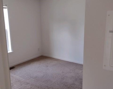 936 Main Street - Photo Thumbnail 3