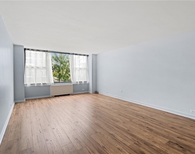 112 Washington Pl - Photo Thumbnail 9