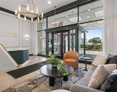 112 Washington Pl - Photo Thumbnail 3
