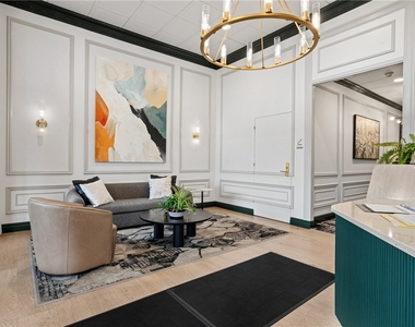 112 Washington Pl - Photo Thumbnail 2