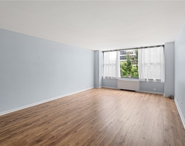112 Washington Pl - Photo Thumbnail 7