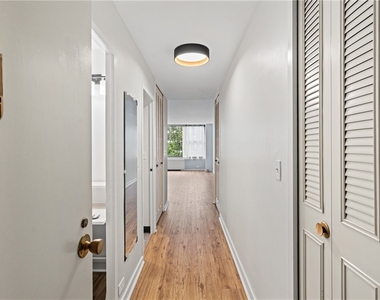 112 Washington Pl - Photo Thumbnail 4