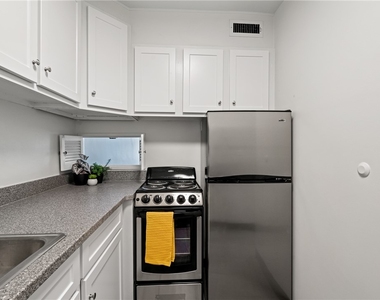 112 Washington Pl - Photo Thumbnail 14