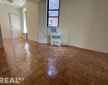 323a East 89th Street - Photo Thumbnail 2
